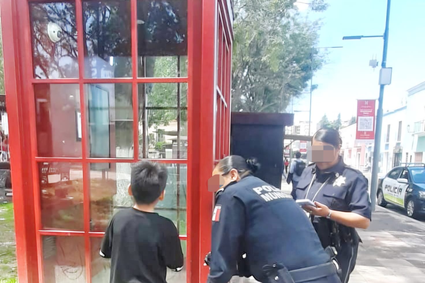 Actúan de inmediato elementos de Seguridad Municipal para auxiliar a menor extraviado en la capital